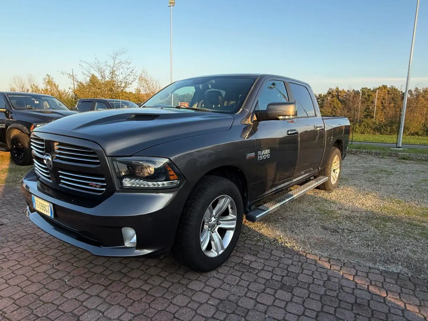 Dodge RAM 1500 5.7 CREW CAB SPORT - GPL- COVER - AIR MATIC Gris - 1