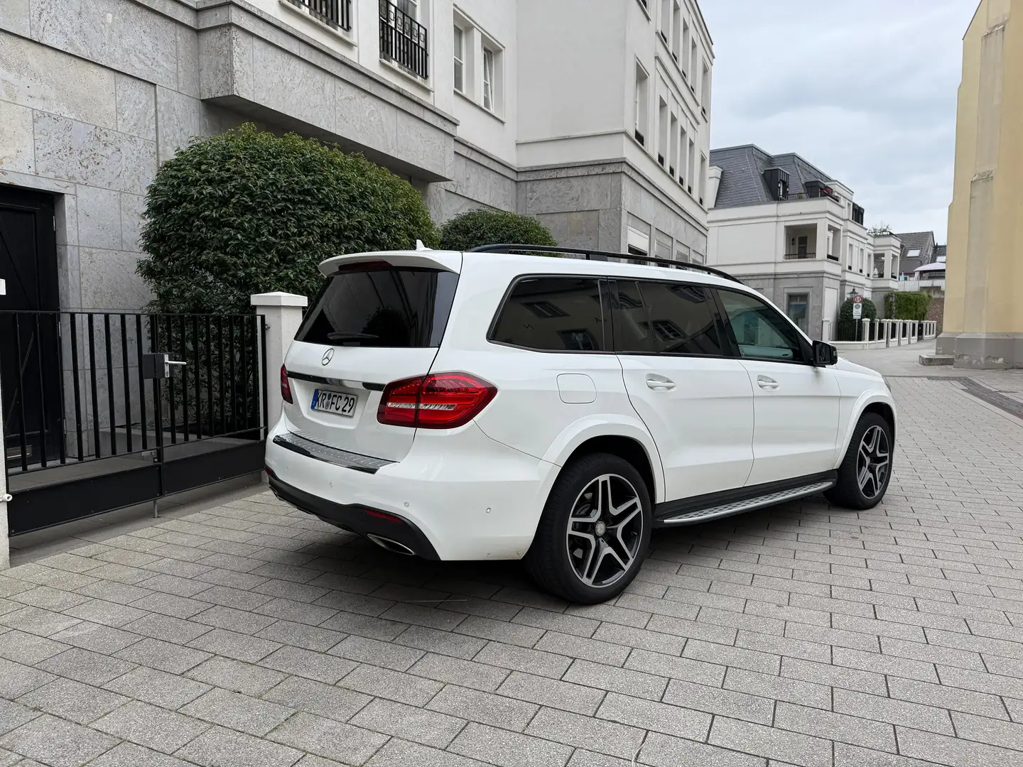 Mercedes-Benz GLS 400 GLS 400 4Matic 9G-TRONIC AMG Line Weiß - 2