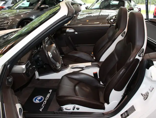 Porsche 911 view 13