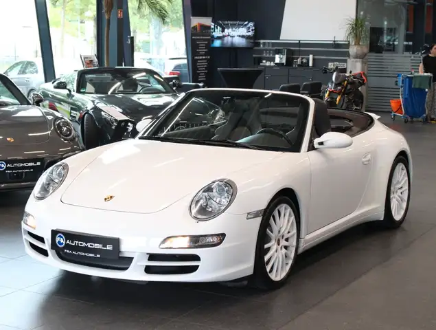 Porsche 911 view 7