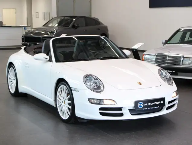 Porsche 911 view 8