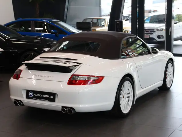 Porsche 911 view 4