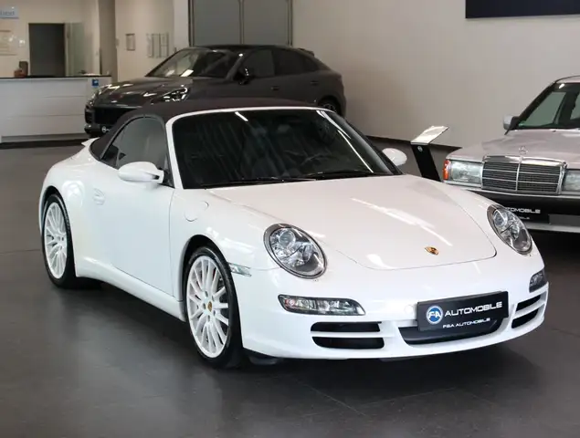 Porsche 911 view 2