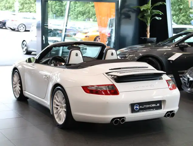 Porsche 911 view 9