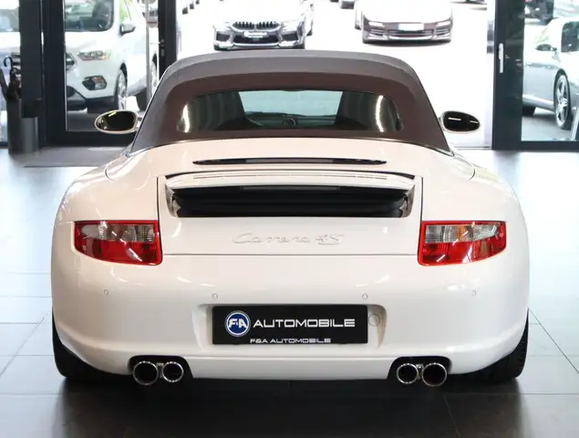 Porsche 911 view 6