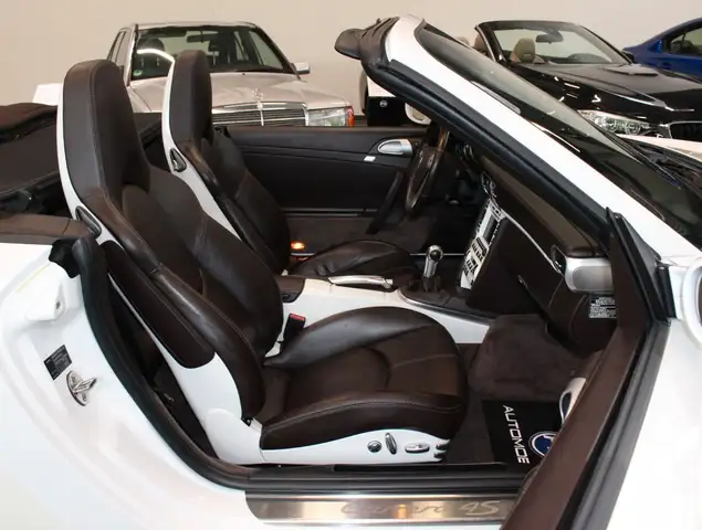 Porsche 911 view 11