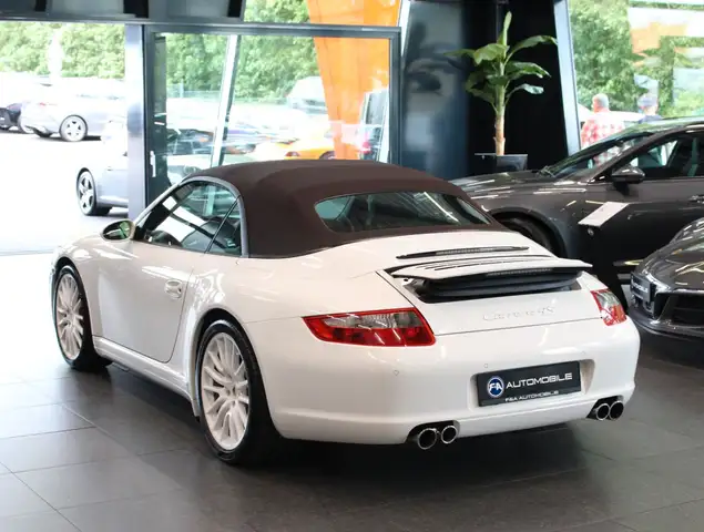 Porsche 911 view 5