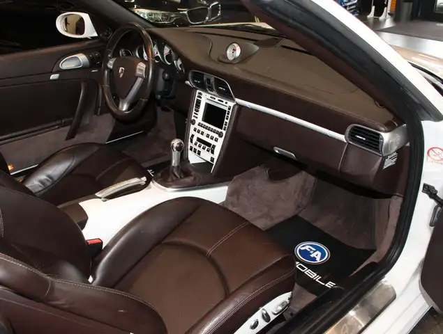 Porsche 911 view 12