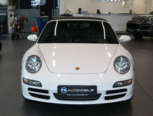 Porsche 911 view 3