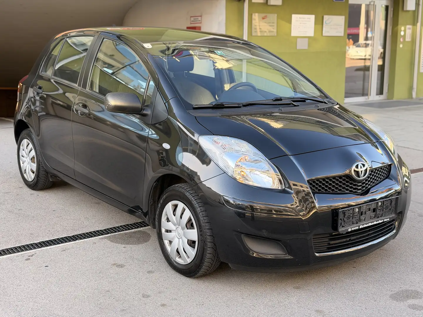 Toyota Yaris 1,0 VVT-i Young *Neues Pickerl* Schwarz - 2