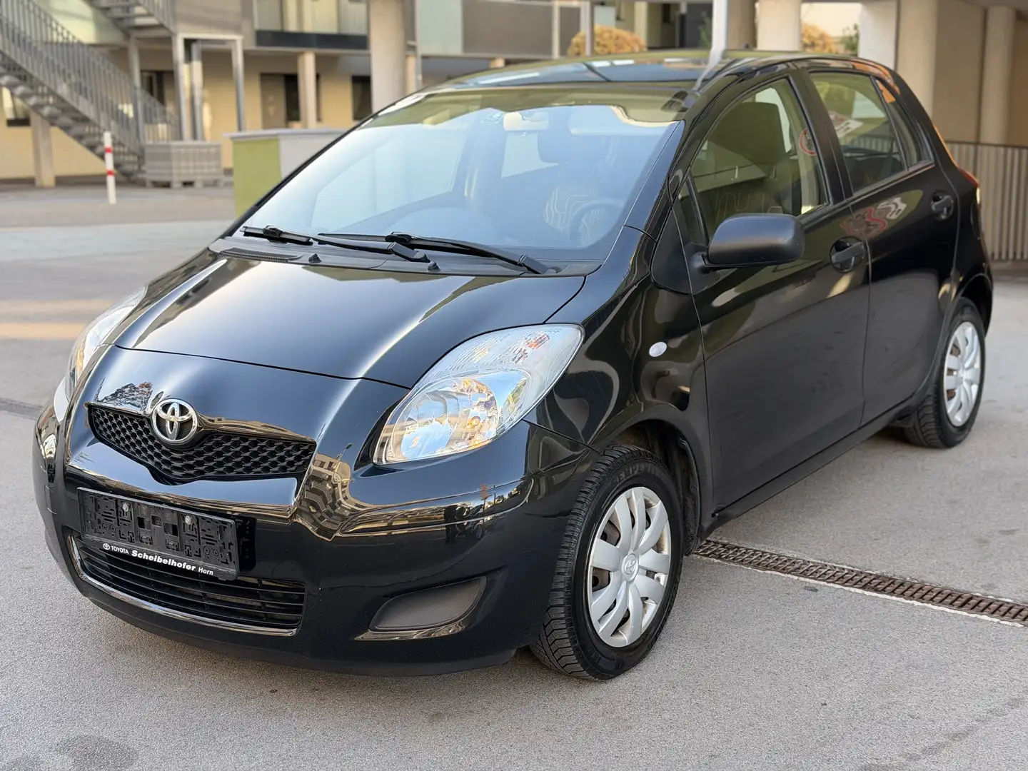 Toyota Yaris 1,0 VVT-i Young *Neues Pickerl* Schwarz - 1