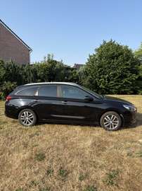 Er is schade aan de achterkant van de wagen.