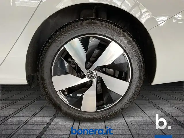 Volkswagen Passat view 11