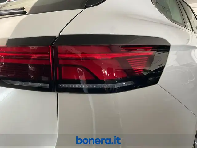 Volkswagen Passat view 10