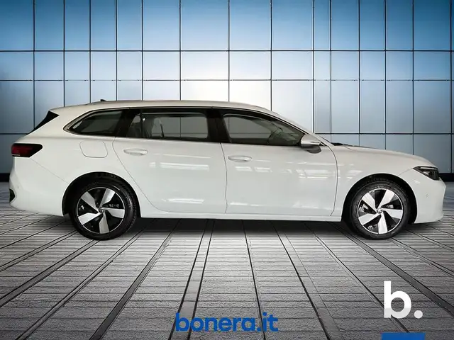 Volkswagen Passat view 4