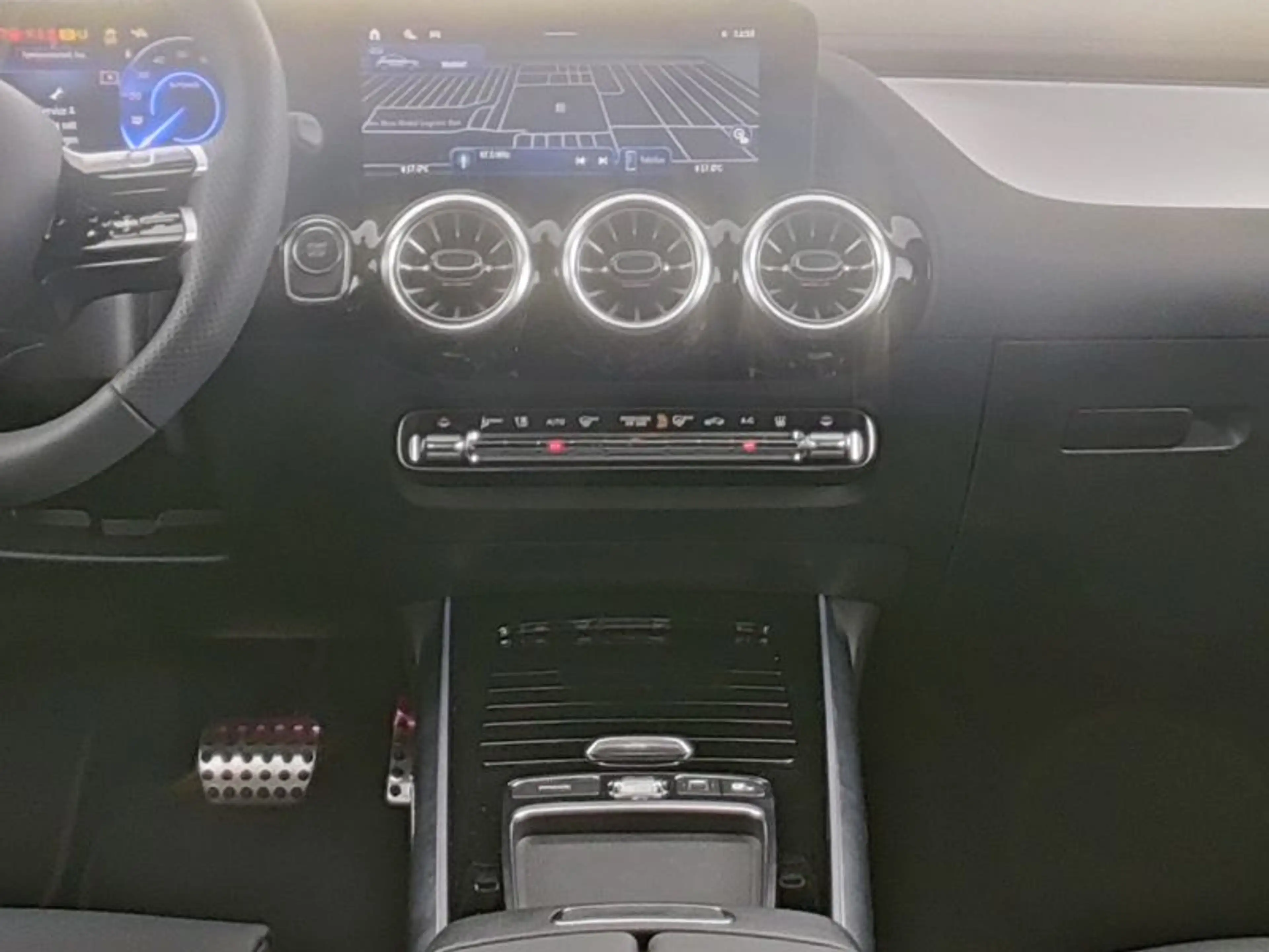Mercedes-Benz EQA 350 4MATIC AMG Sport Night Distr Pano 360 — photo 9