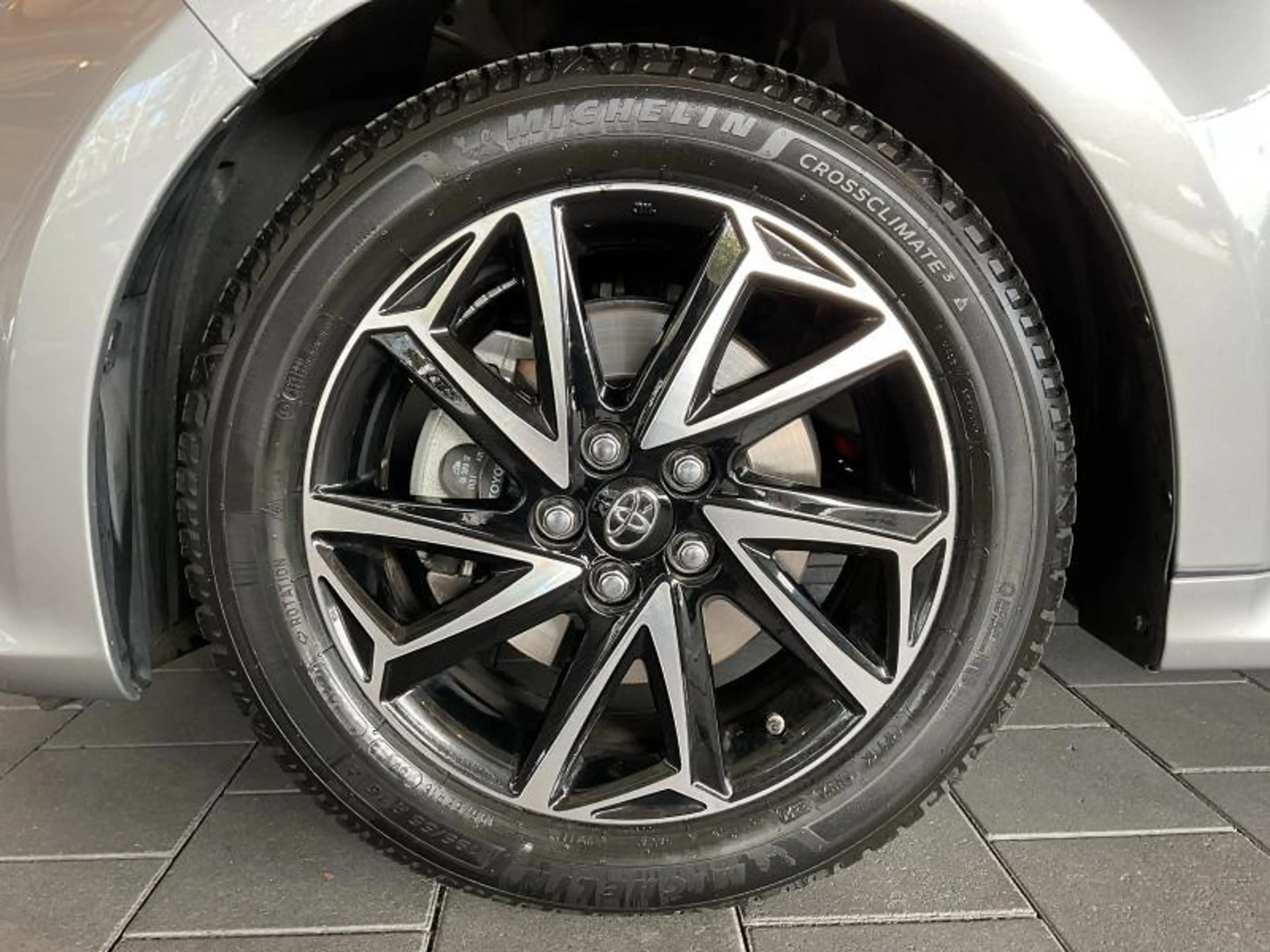 Toyota Yaris Iconic + High-Tech Pack — photo 13