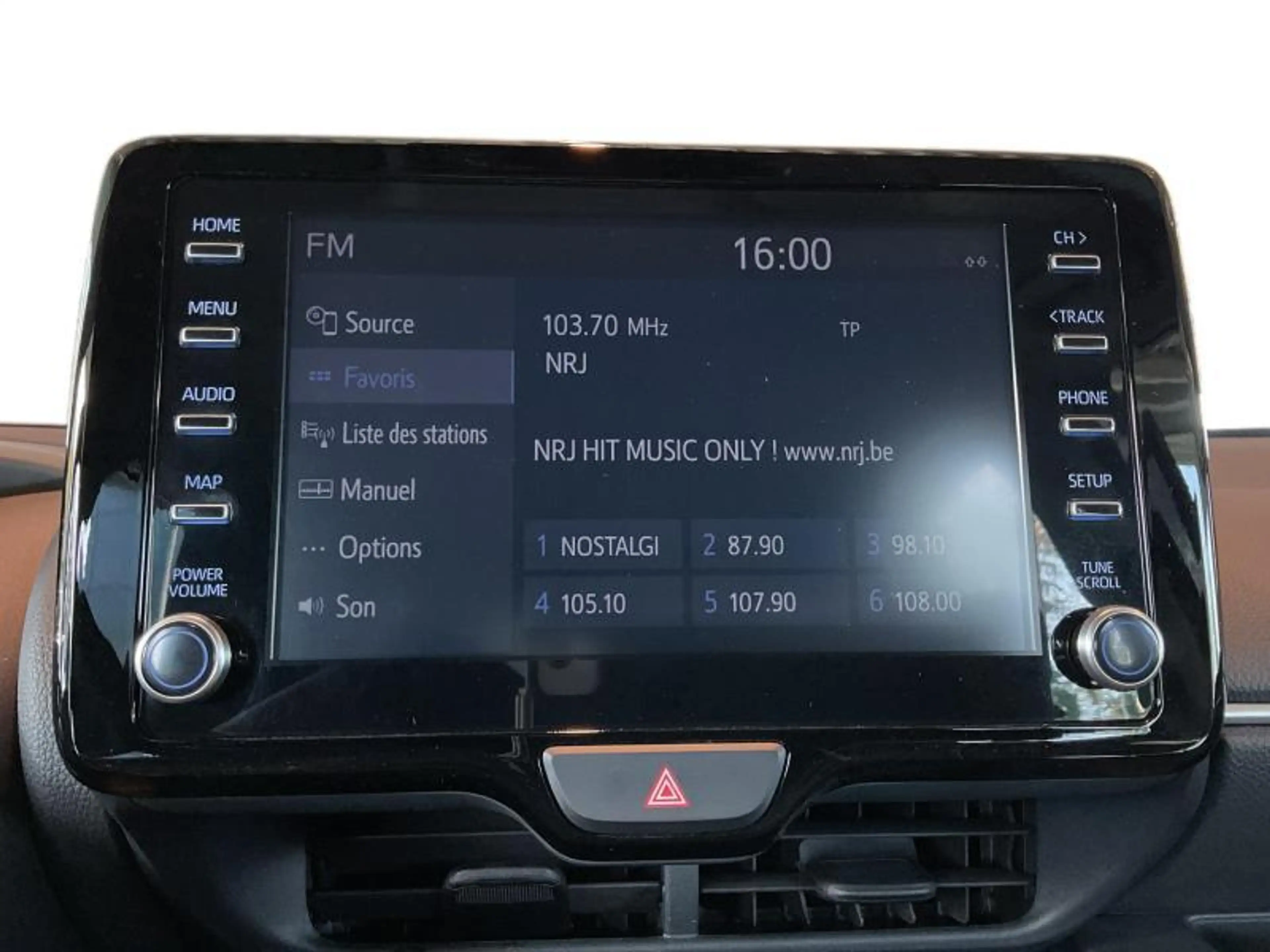 Toyota Yaris Iconic + High-Tech Pack — photo 11