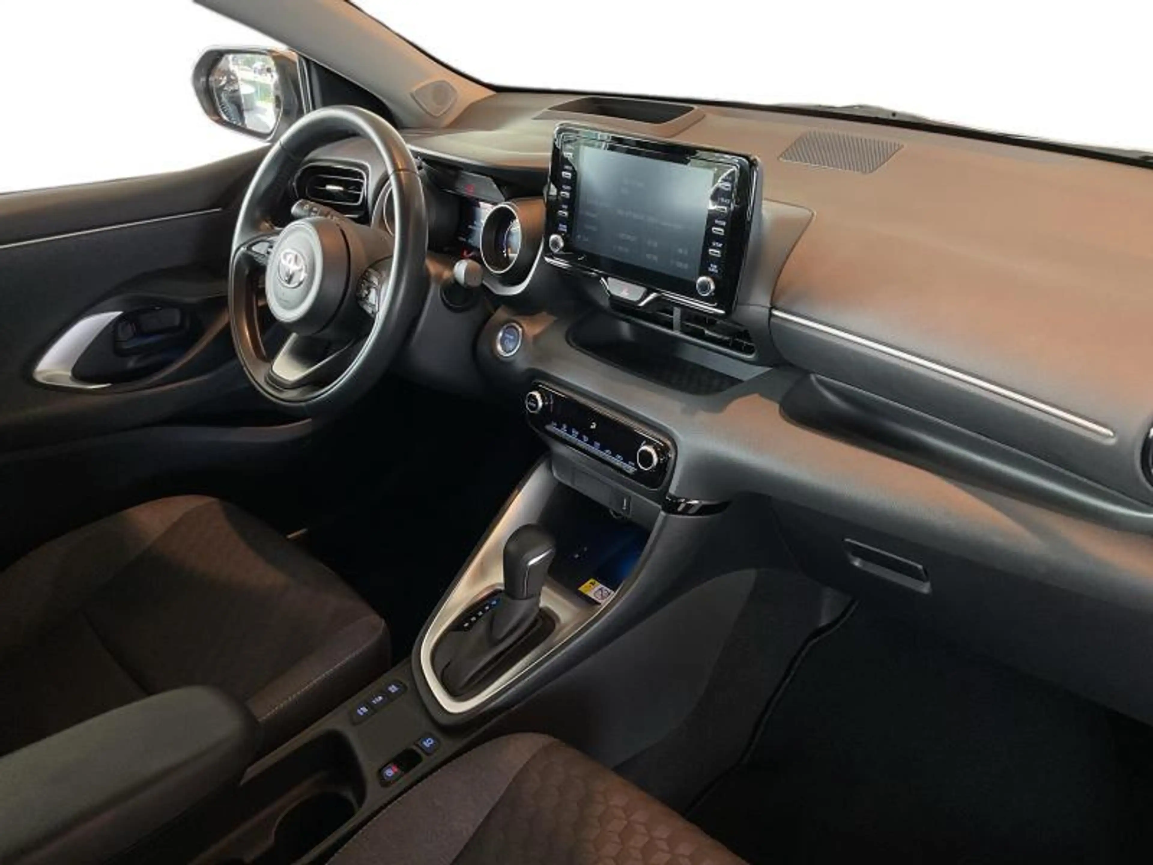 Toyota Yaris Iconic + High-Tech Pack — photo 4