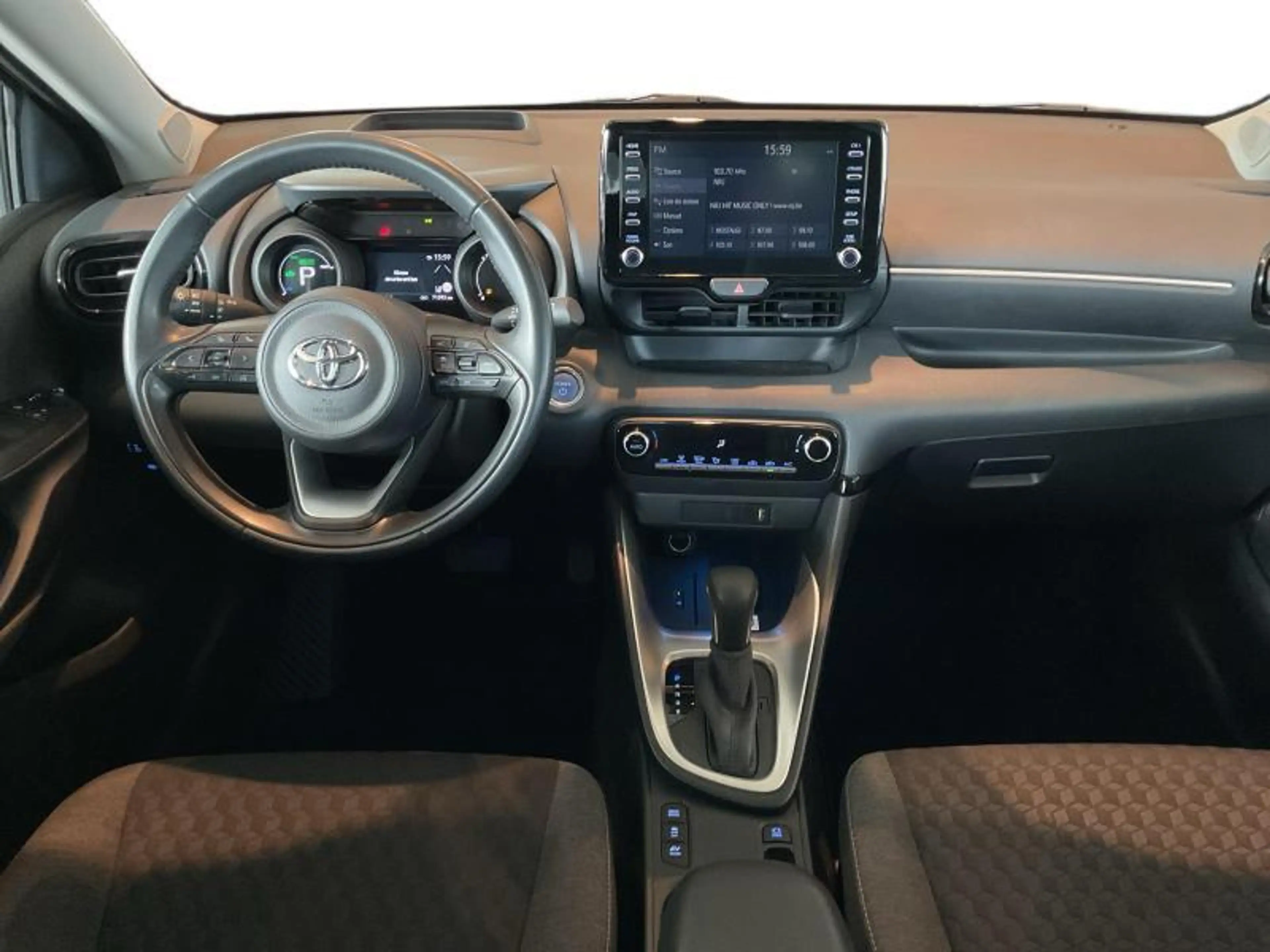 Toyota Yaris Iconic + High-Tech Pack — photo 5