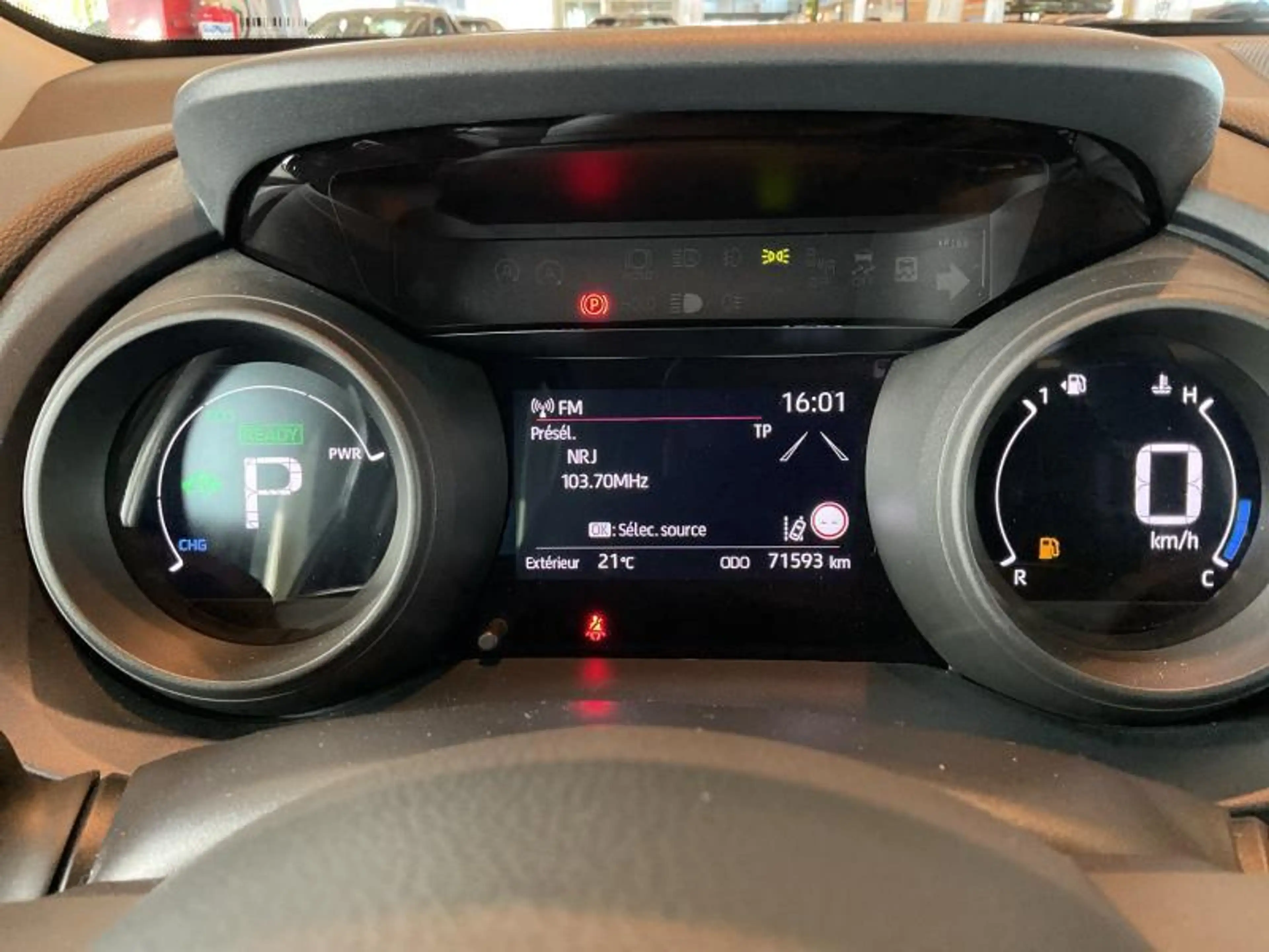 Toyota Yaris Iconic + High-Tech Pack — photo 12