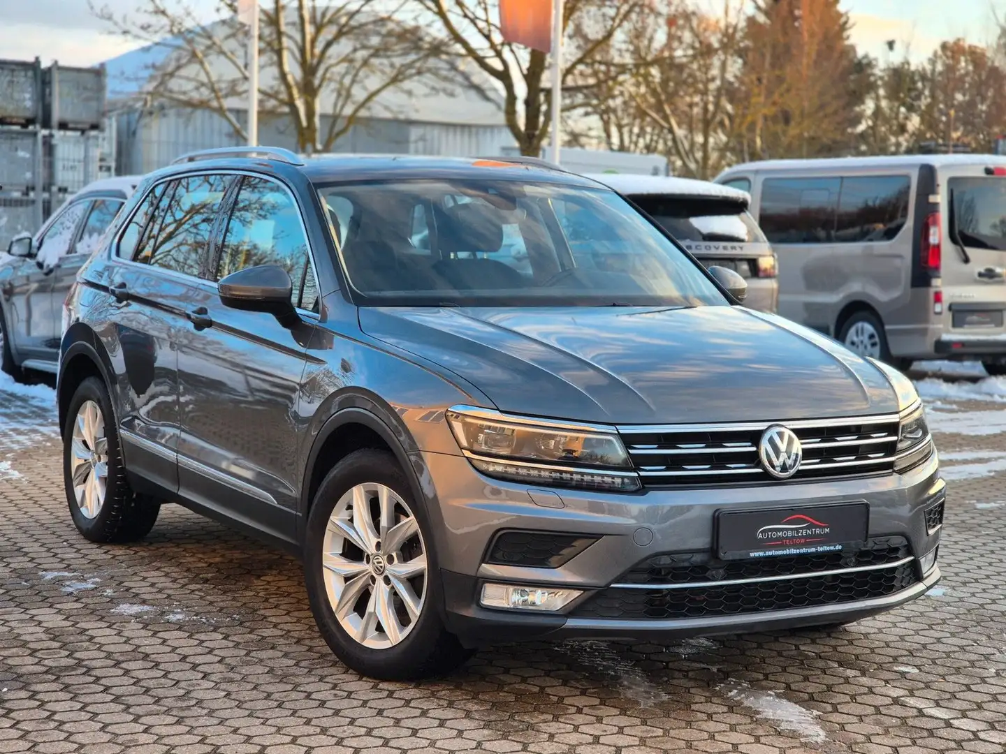Volkswagen Tiguan 2.0 TDI DSG Highline AHK LED NAVI 3 ZONEN Grau - 2