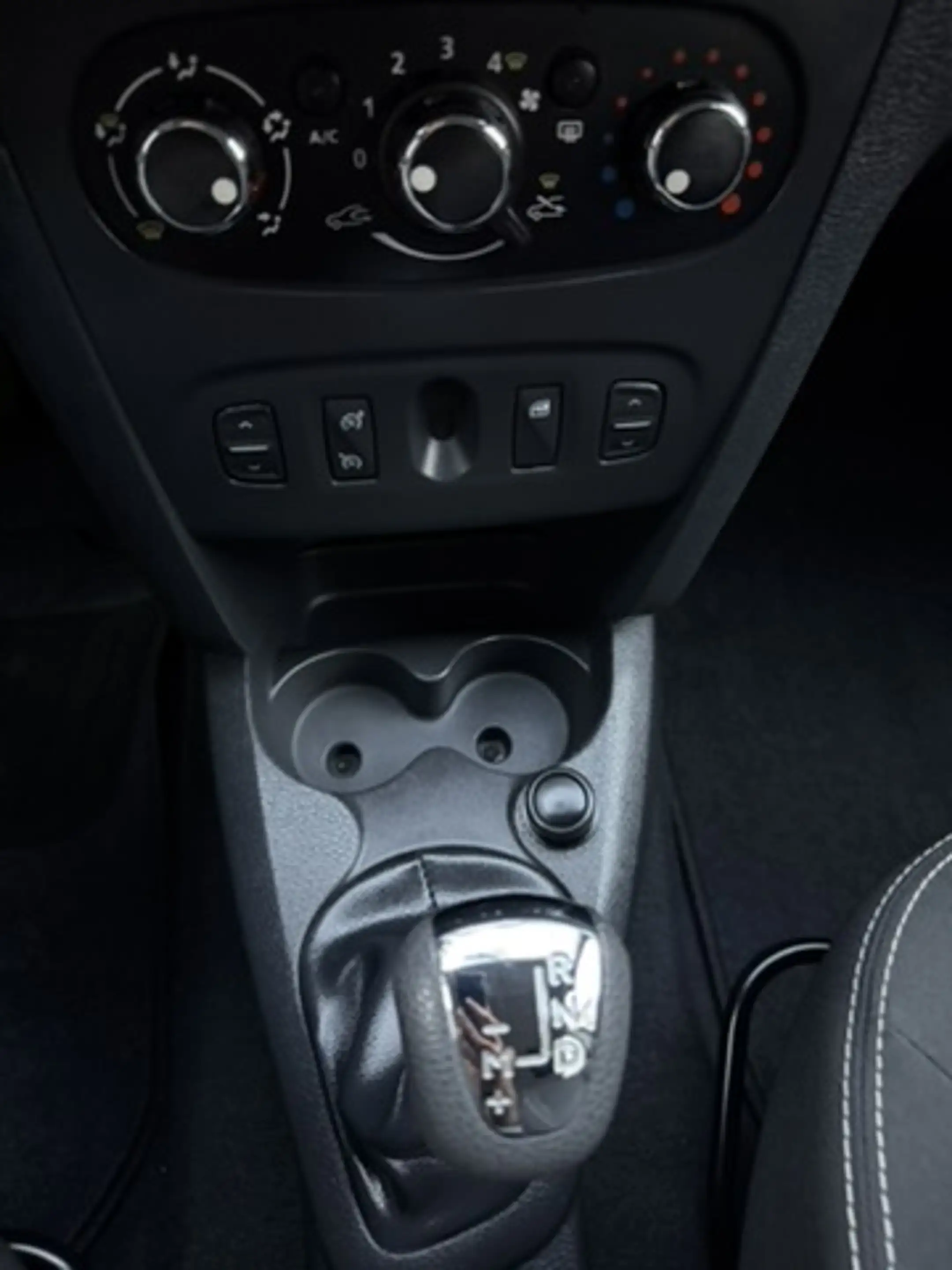Dacia Logan Prestige MCV II Kombi Automatik - 1. Hand - HU/AU NEU — photo 15