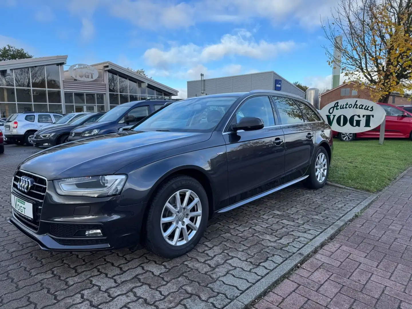 Audi A4 Avant Attraction S-line 2.0 AHK/LEDER/SHZ Grau - 1
