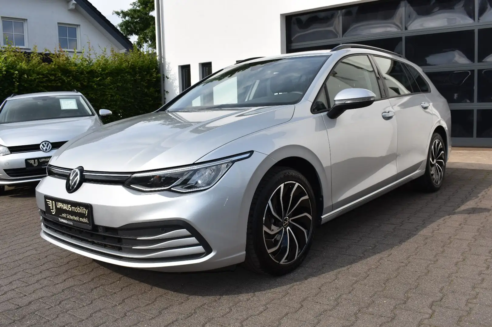 Volkswagen Golf VIII Variant 2,0 TDI DSG Life*Navi*LED*AHK Zilver - 2