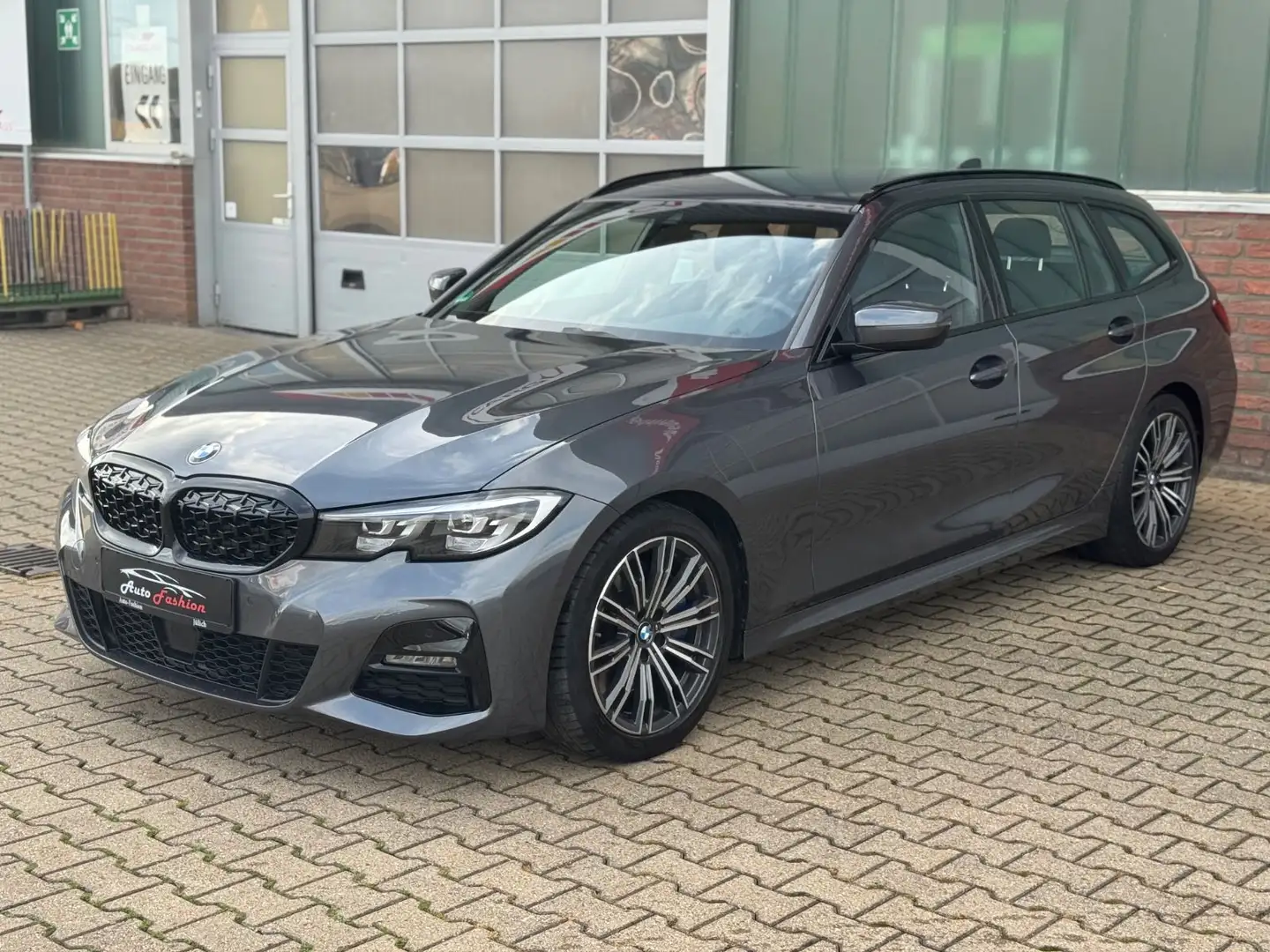 BMW 330 i Touring M Sport M-PAket Tüv&Inspektion NEU - 1