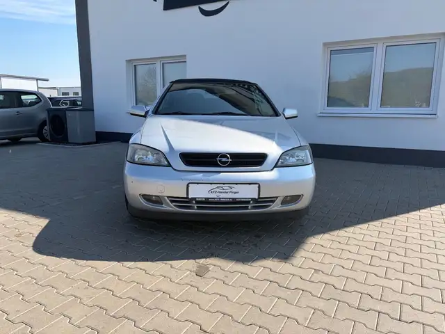 Opel Astra view 2