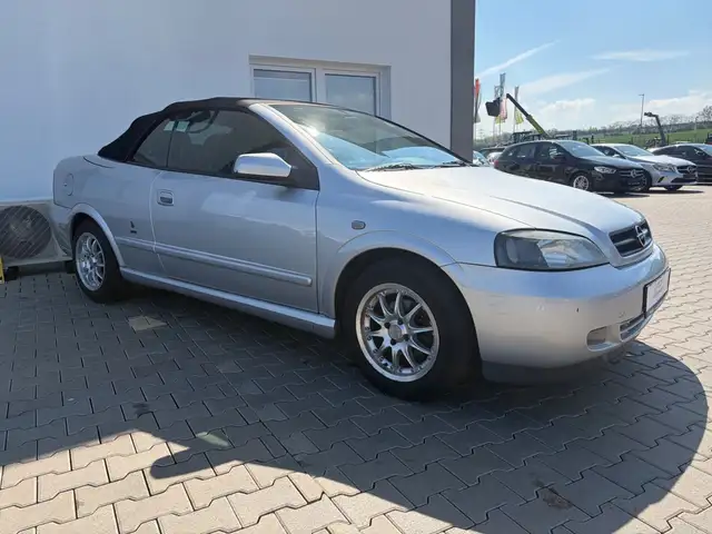 Opel Astra view 3
