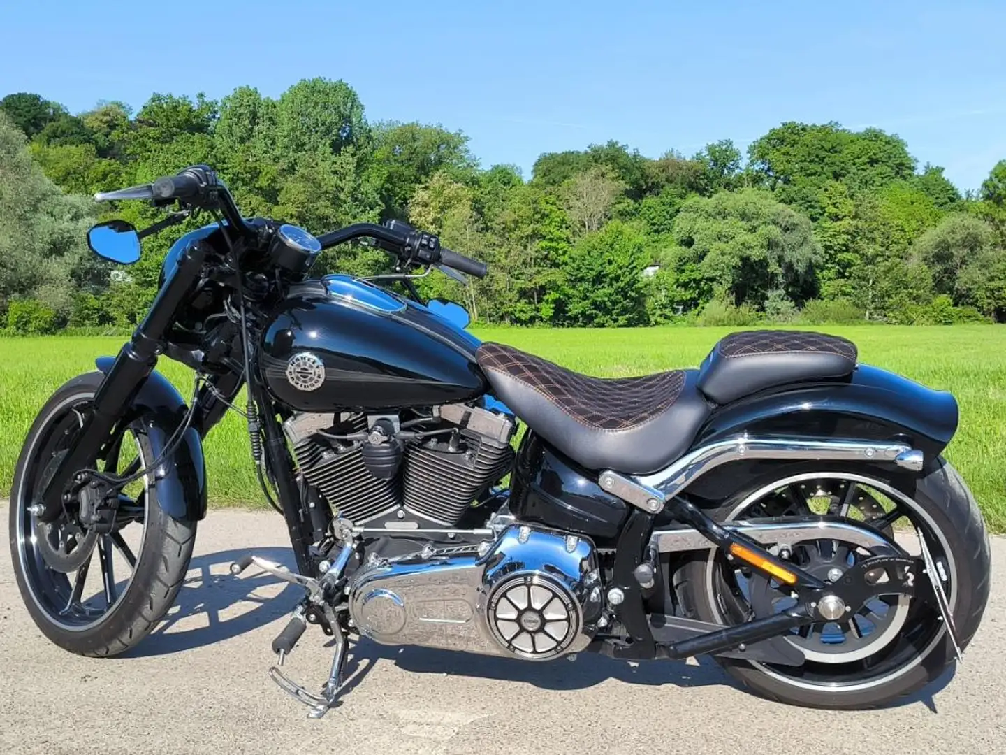 Harley-Davidson Breakout Negro - 1