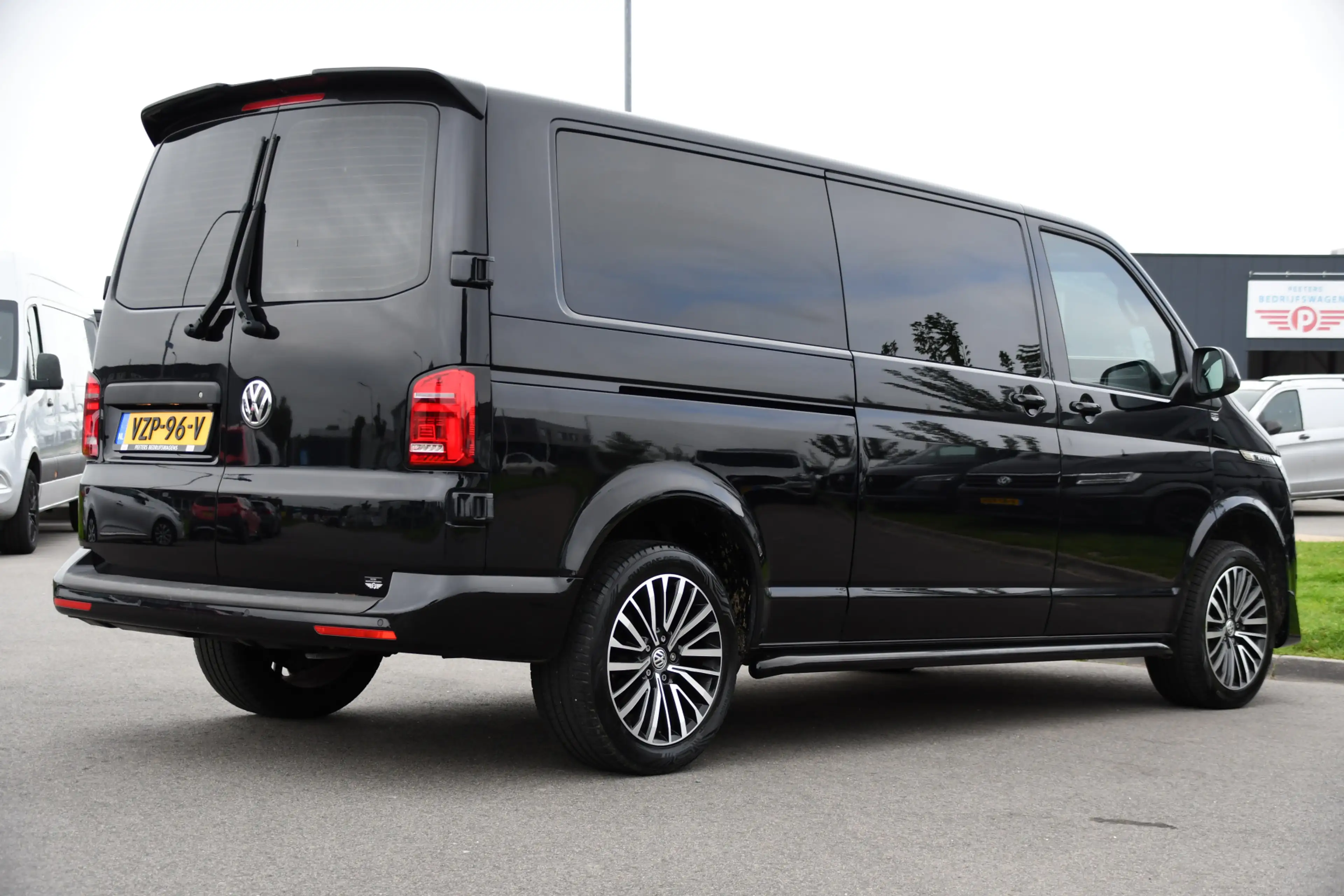 Volkswagen T6.1 Transporter 2.0 TDI L2H1 28 Bulli Black Edition Virtual, Adapt — photo 6