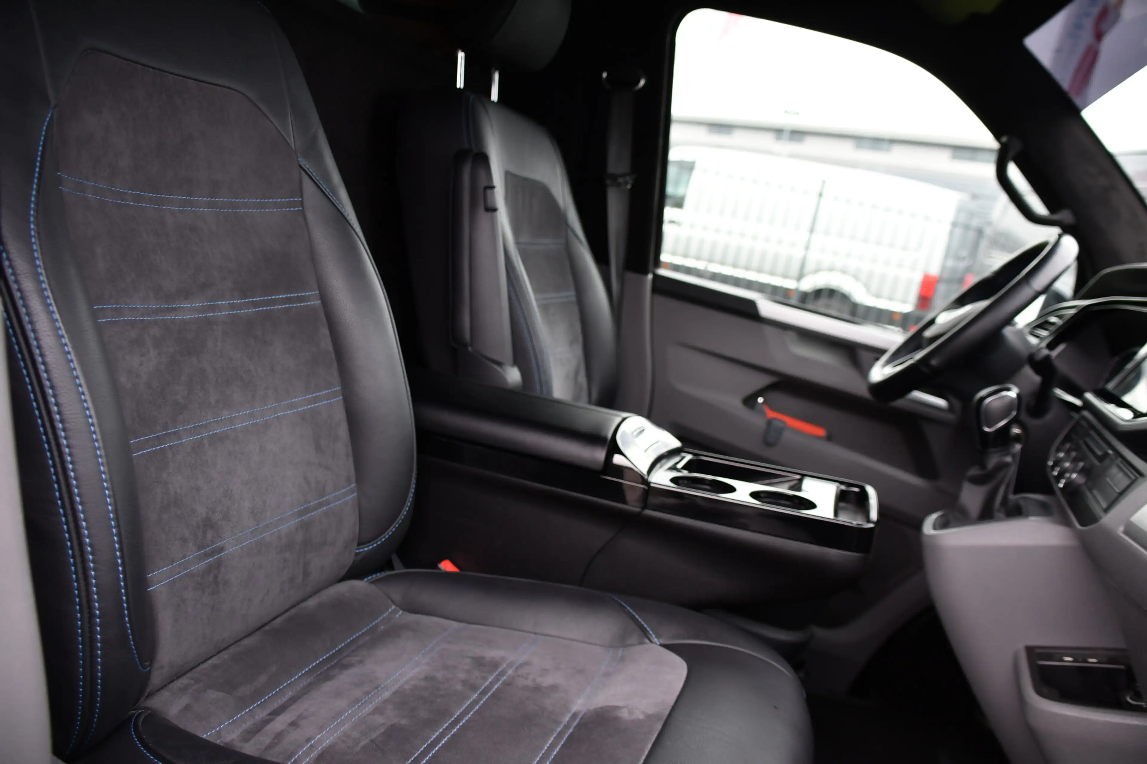 Volkswagen T6.1 Transporter 2.0 TDI L2H1 28 Bulli Black Edition Virtual, Adapt — photo 29