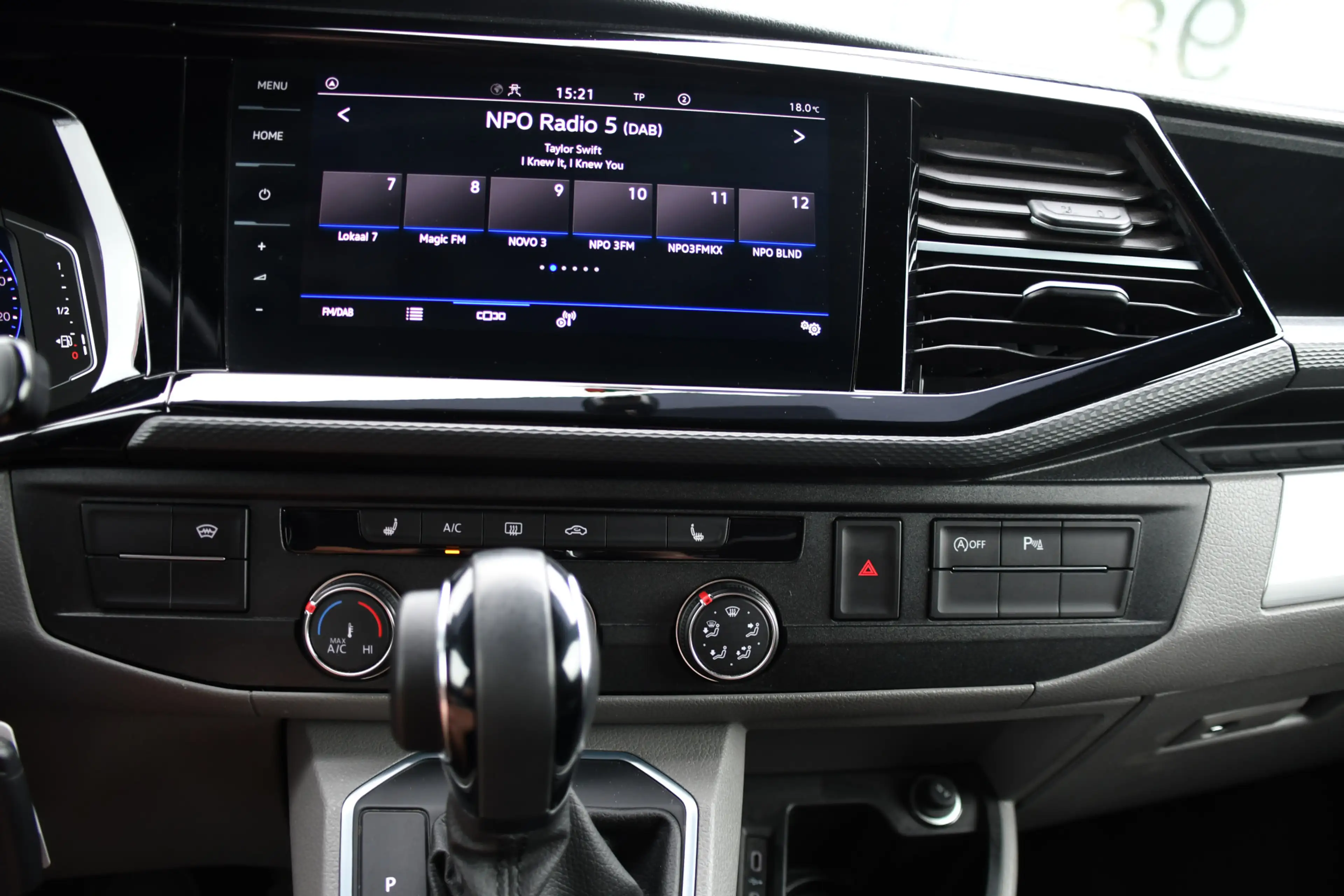 Volkswagen T6.1 Transporter 2.0 TDI L2H1 28 Bulli Black Edition Virtual, Adapt — photo 26