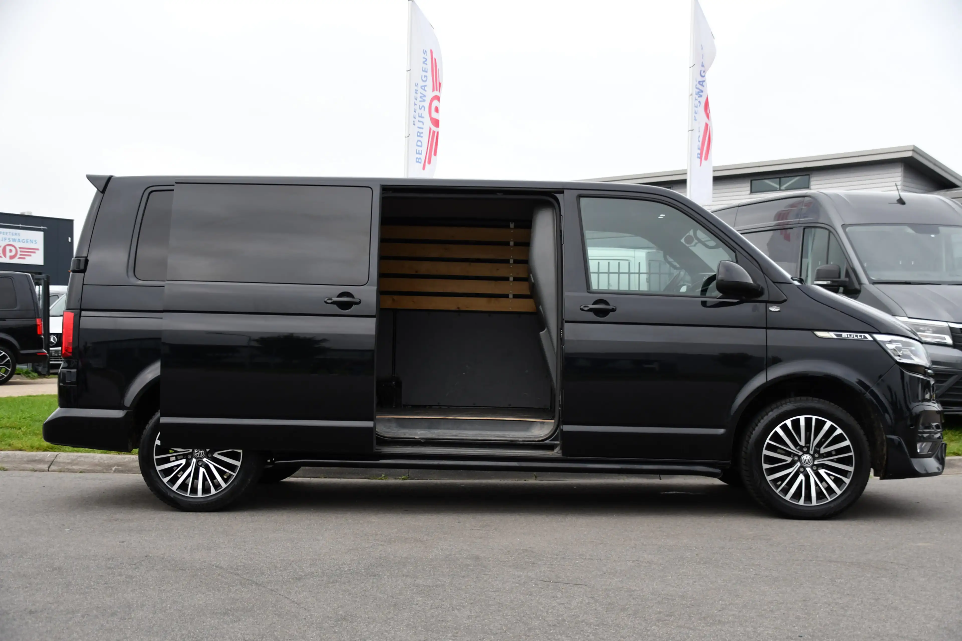 Volkswagen T6.1 Transporter 2.0 TDI L2H1 28 Bulli Black Edition Virtual, Adapt — photo 12