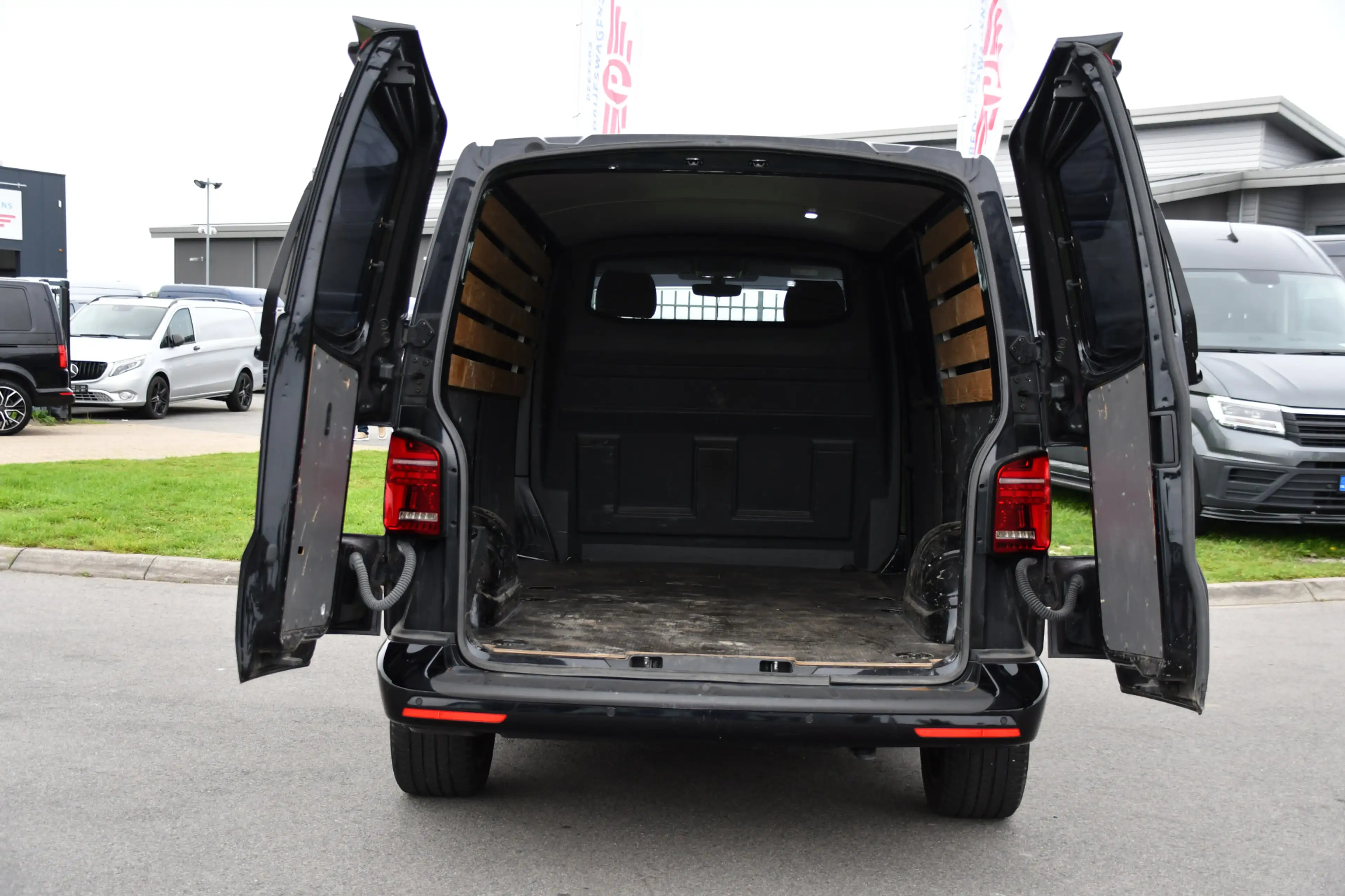 Volkswagen T6.1 Transporter 2.0 TDI L2H1 28 Bulli Black Edition Virtual, Adapt — photo 37