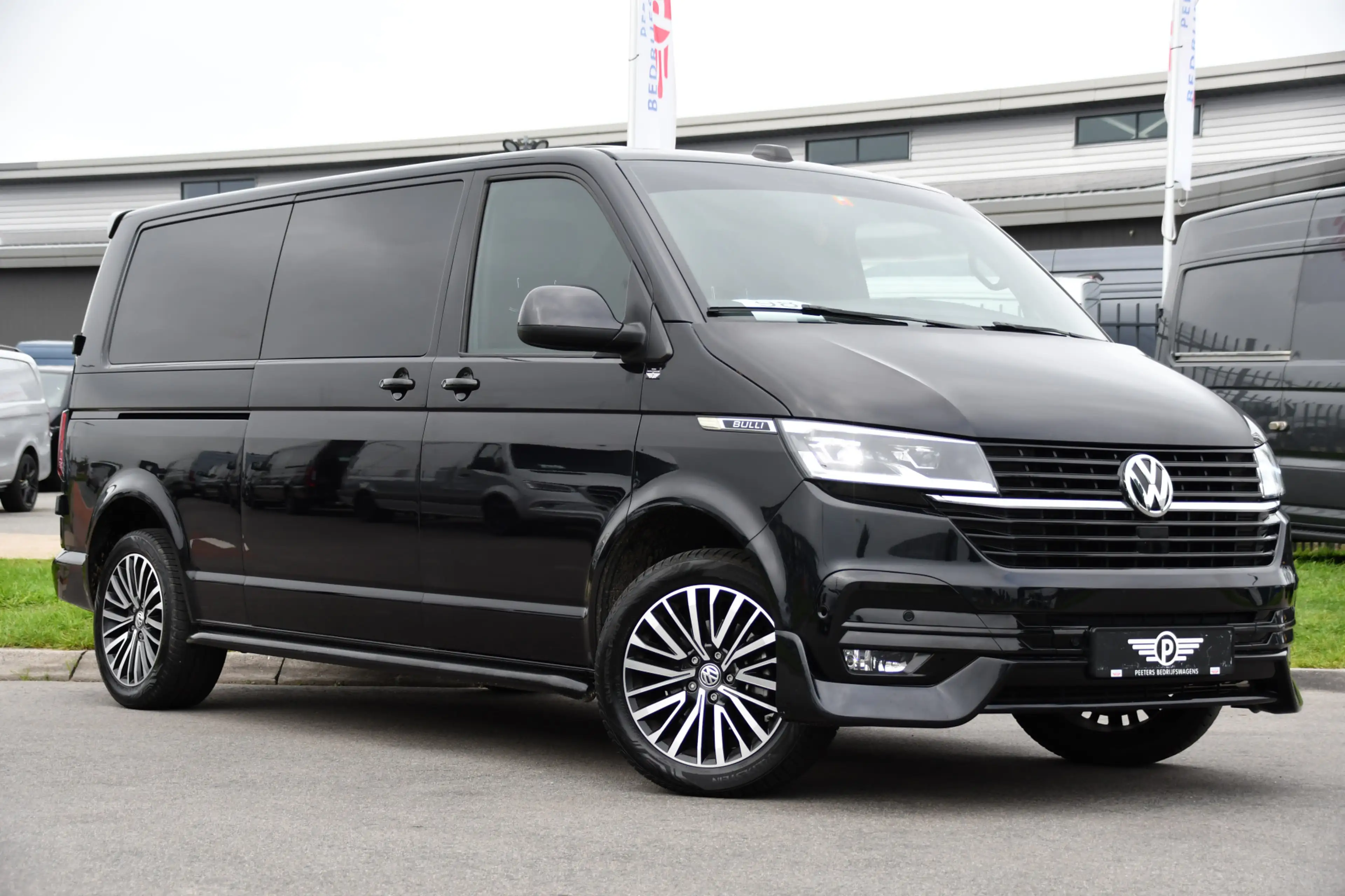 Volkswagen T6.1 Transporter 2.0 TDI L2H1 28 Bulli Black Edition Virtual, Adapt — photo 5