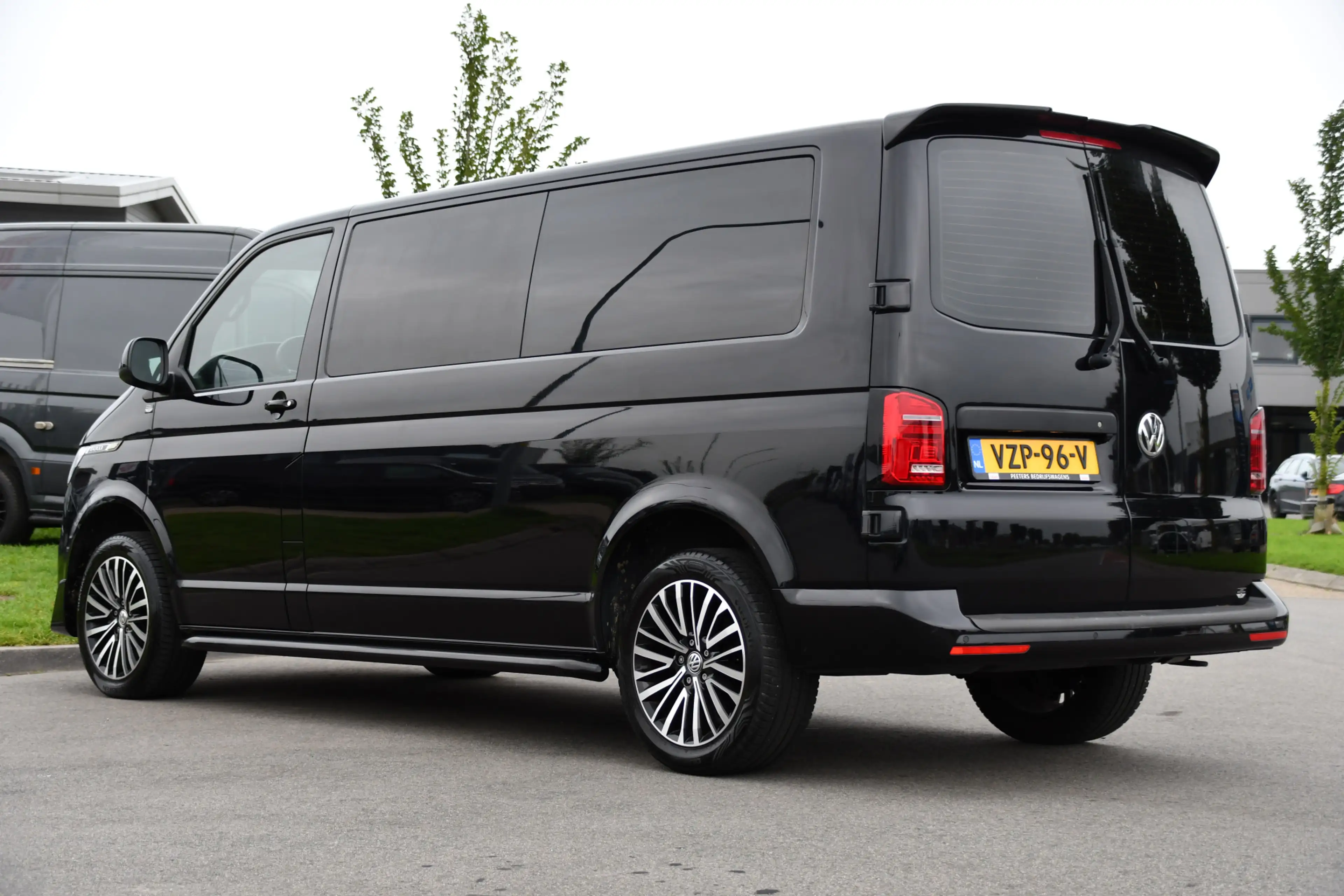 Volkswagen T6.1 Transporter 2.0 TDI L2H1 28 Bulli Black Edition Virtual, Adapt — photo 3