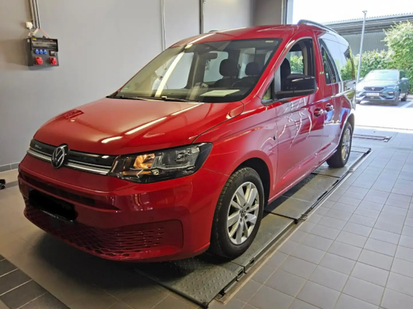 Volkswagen Caddy Life 1.5 TSI *ACC*AHK*R-KAM*LANE*FRONT*16* Červená - 2