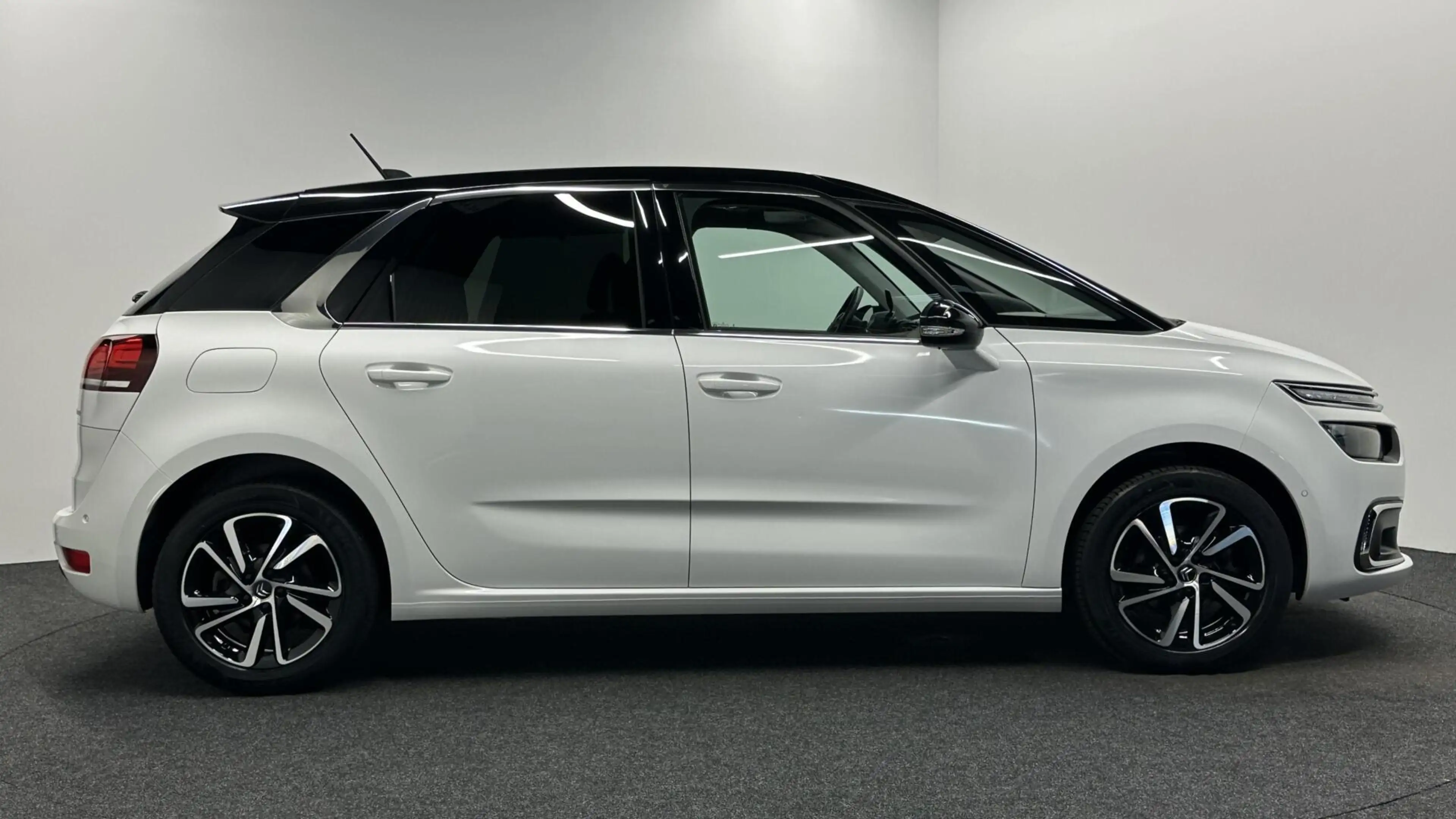Citroen C4 SpaceTourer 1.2 PureTech Shine CAMERA CARPLAY ECC CRUISE LM 26 — photo 9