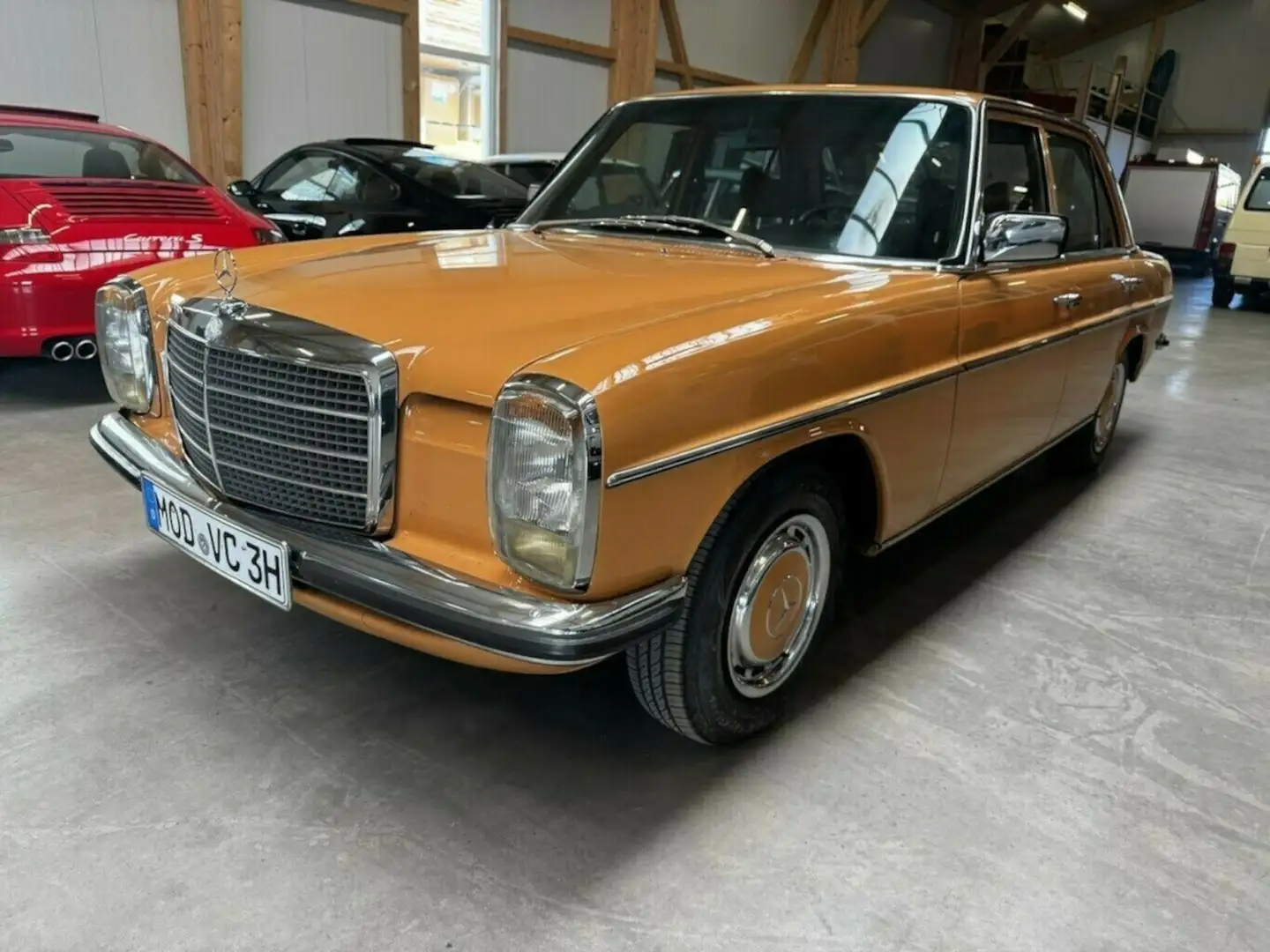 Mercedes-Benz 200 D/8 W115 Оранжевий - 2