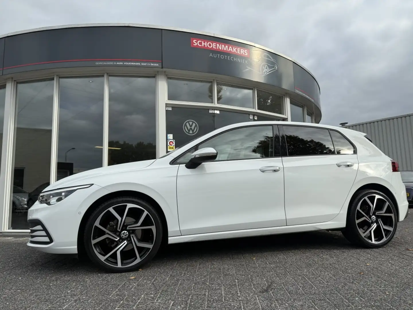 Volkswagen Golf 1.0 eTSI Life Bns Wit - 1