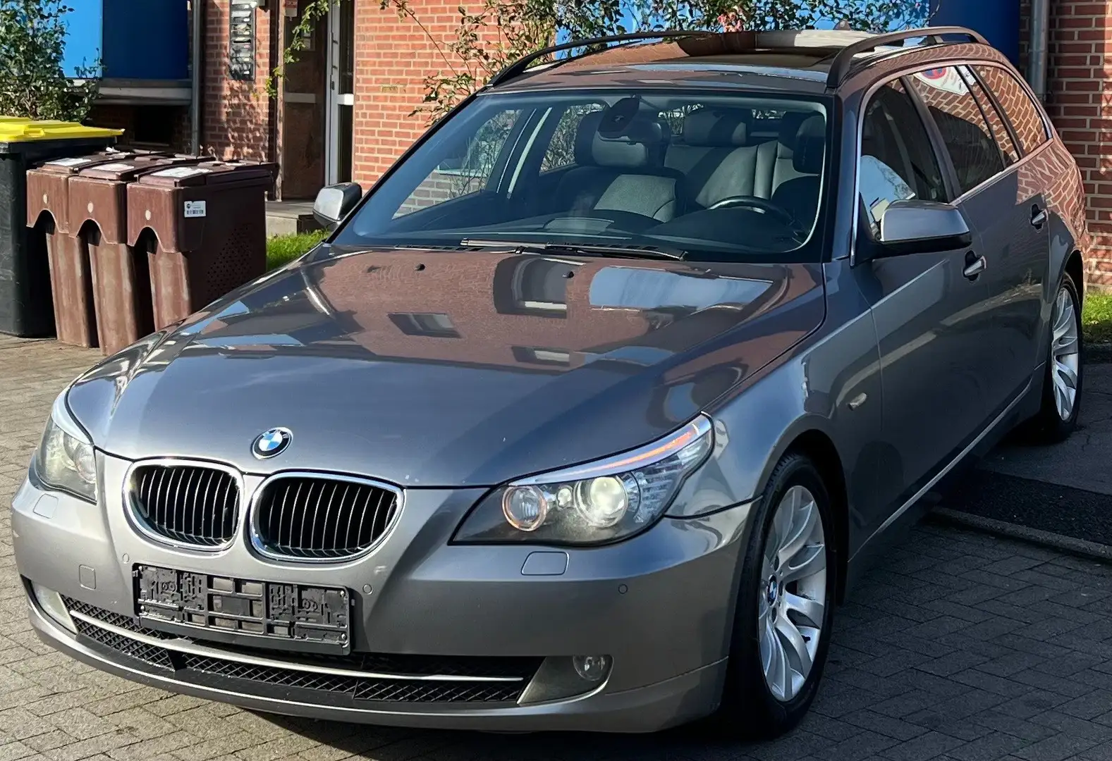 BMW 520 520d Touring Special Edition *PANO/LEDER/XEN/AHK* Gris - 1