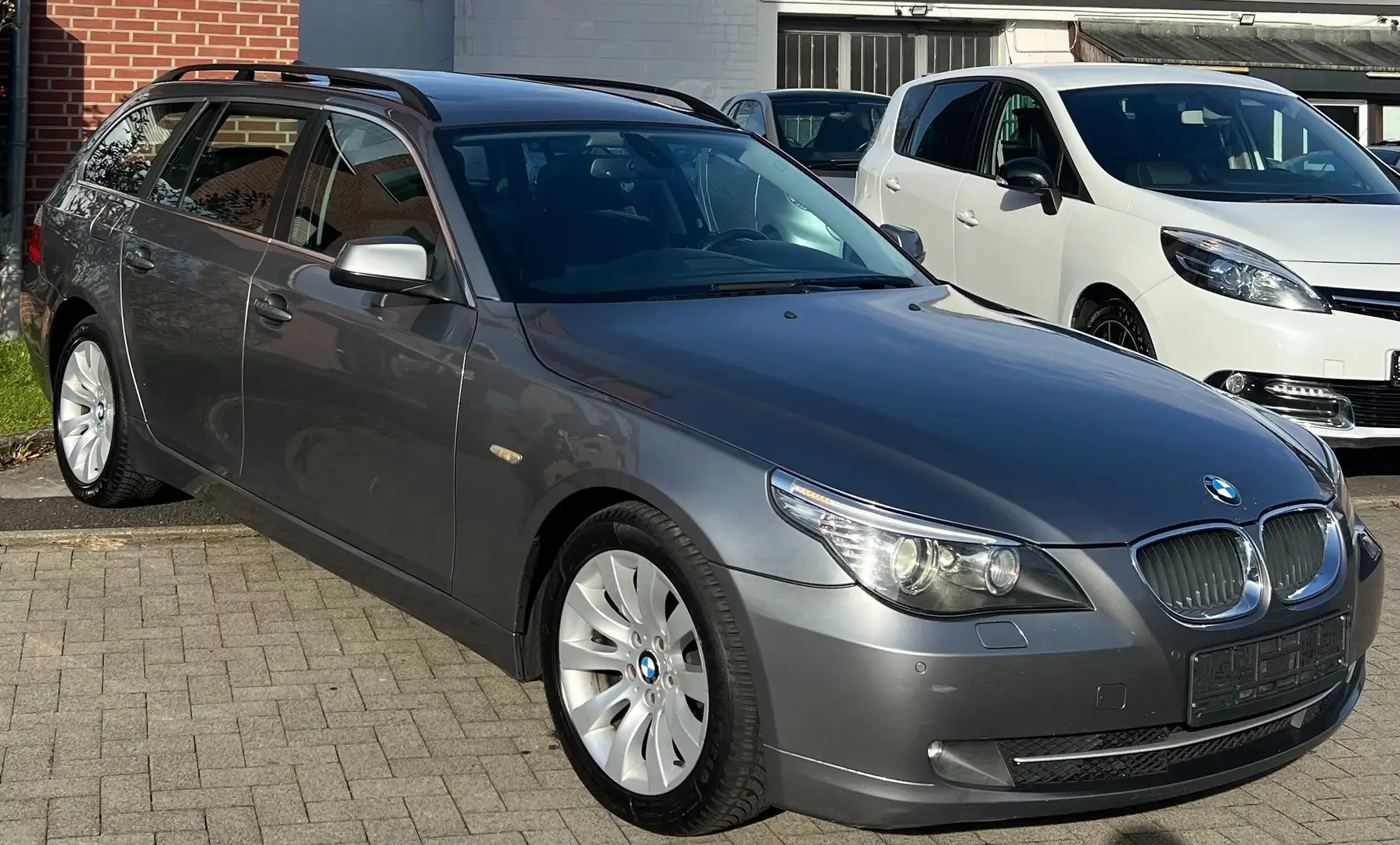 BMW 520 520d Touring Special Edition *PANO/LEDER/XEN/AHK* Gris - 2