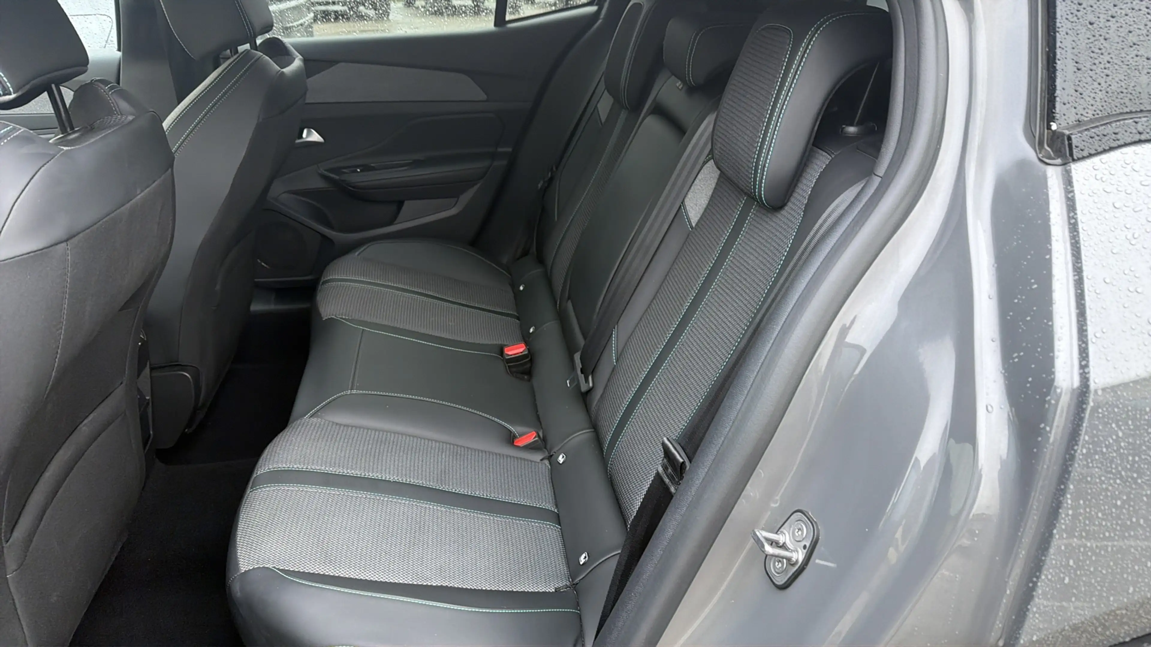 Peugeot 408 408 PHEV 225 e-EAT8 Allure — photo 7
