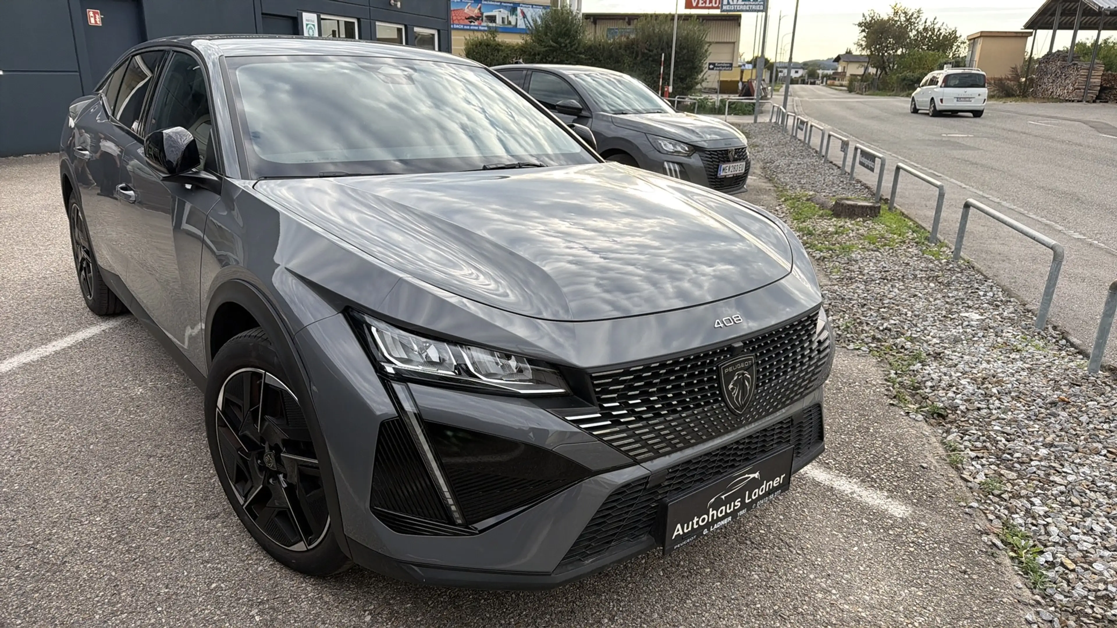 Peugeot 408 408 PHEV 225 e-EAT8 Allure — photo 3