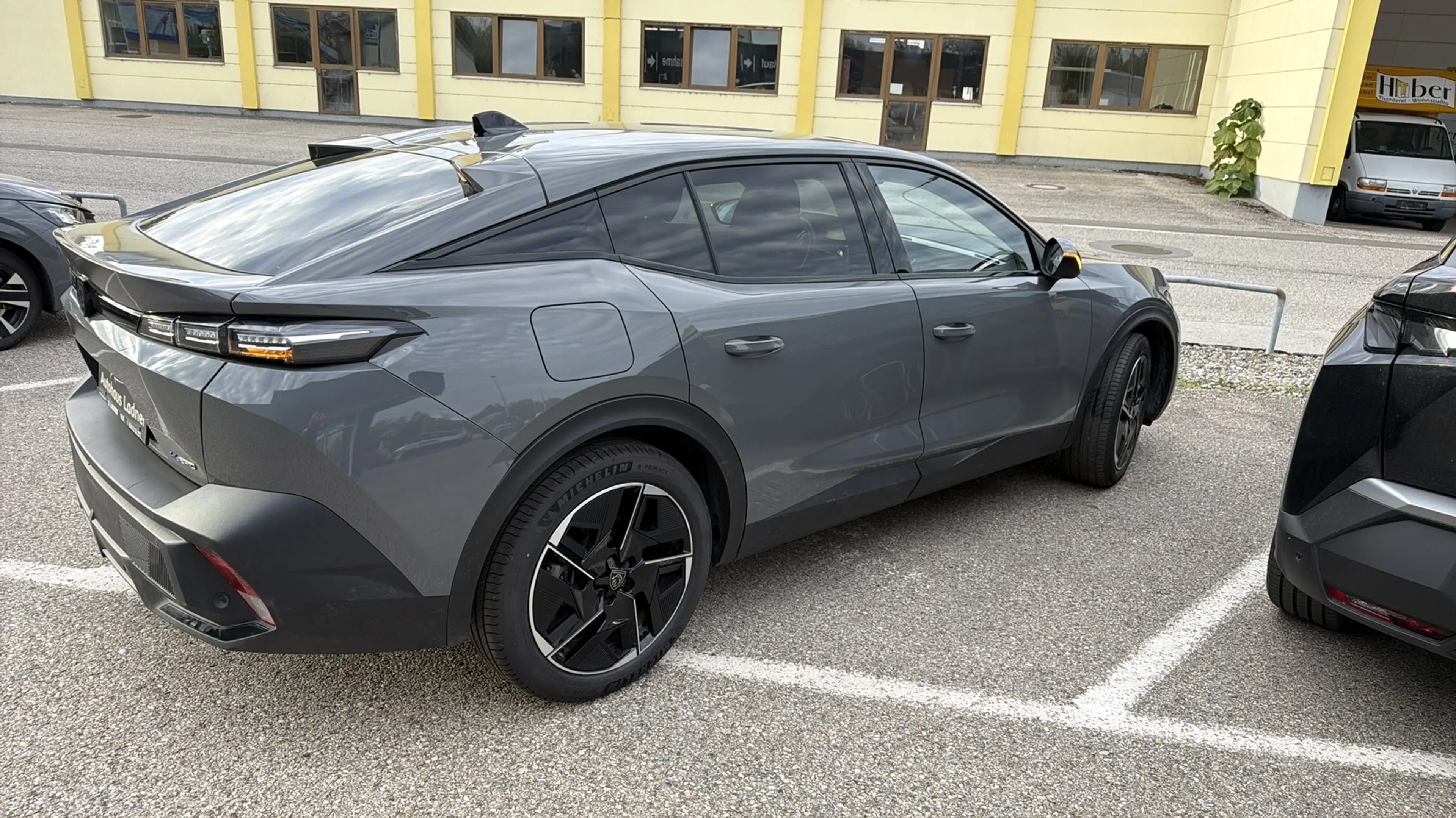 Peugeot 408 408 PHEV 225 e-EAT8 Allure — photo 4