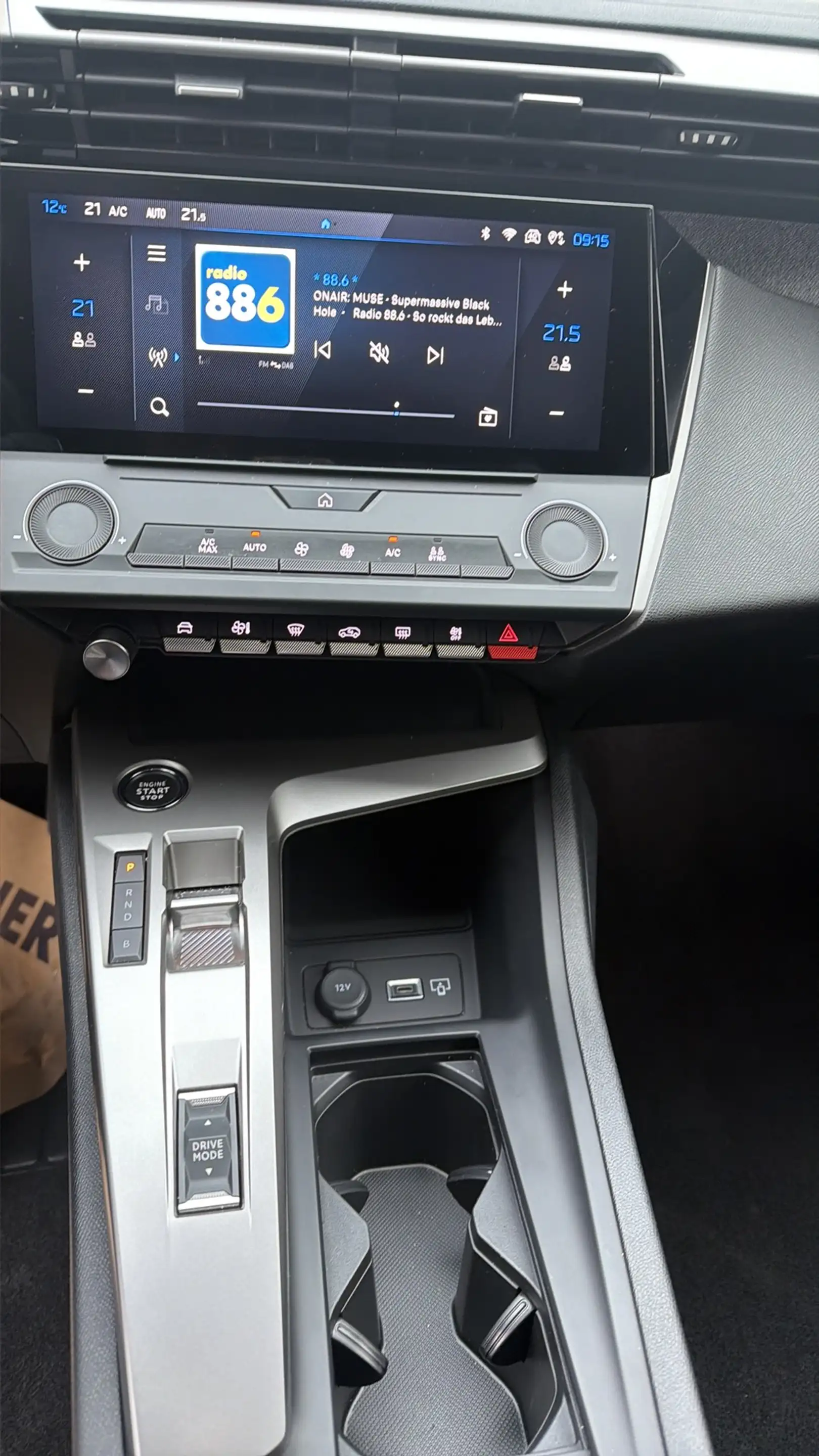 Peugeot 408 408 PHEV 225 e-EAT8 Allure — photo 8